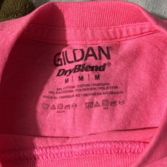 Hot pink Gildan tshirt - Picture 2 of 2